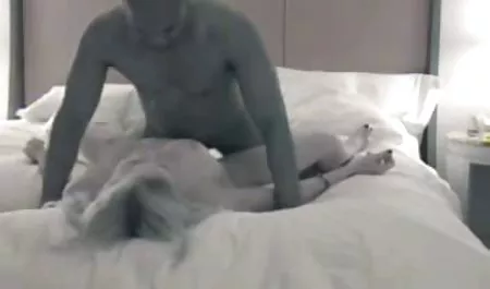 맑은 작은 우크라이나 학생르 가슴을 얻 부딪