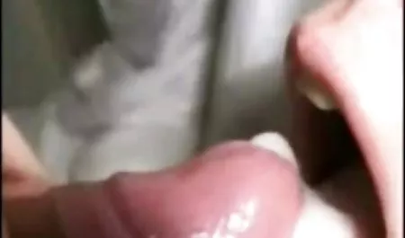 통통한 성 러시아어 학생 섹시 다리 및 하이힐에서 느린 모션